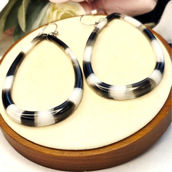 🔥$5/$25 NWT 21 Zebra Large Hoop Earrings - Picture 1 of 8